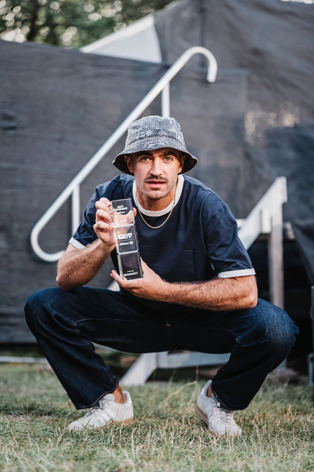 Tilo Rietschel mit der Best-Defender-Trophäe der German Beach Tour 2026